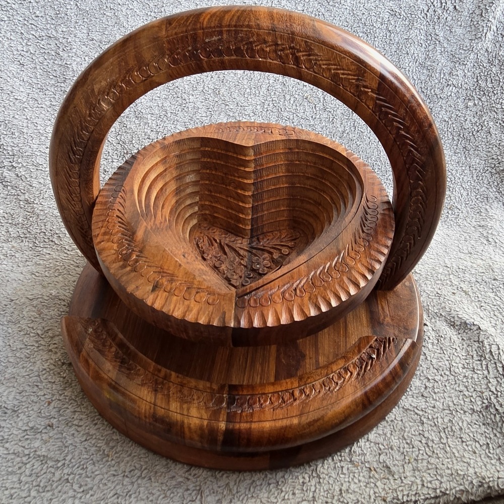 Collapsible Wood  Handcrafted Heart Basket For Candy Fruit Decor